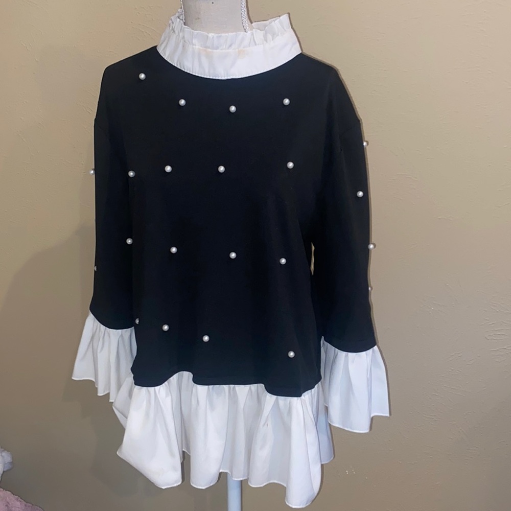 SOLD🎉CBR Black & White Mixed Media With Pearls Ruffle Shirt Sz🔥posh party pick 🔥